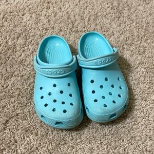 CROCS MENS 6 WOMENS 8 turquoise slip ons shoes